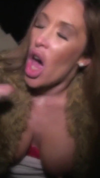 Bystiga porrstjärnan Lexi Ryder blir nere och smutsig genom att suga av flera kukar av främlingar på ett brittiskt dogging -uppdrag