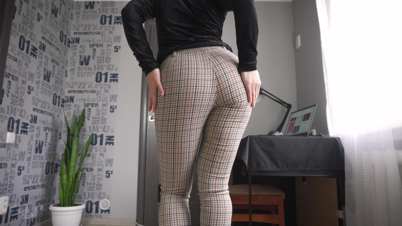 Teasecombo 4K: La lavoratrice dell'impiegata mostra il culo in pantaloni super attillati