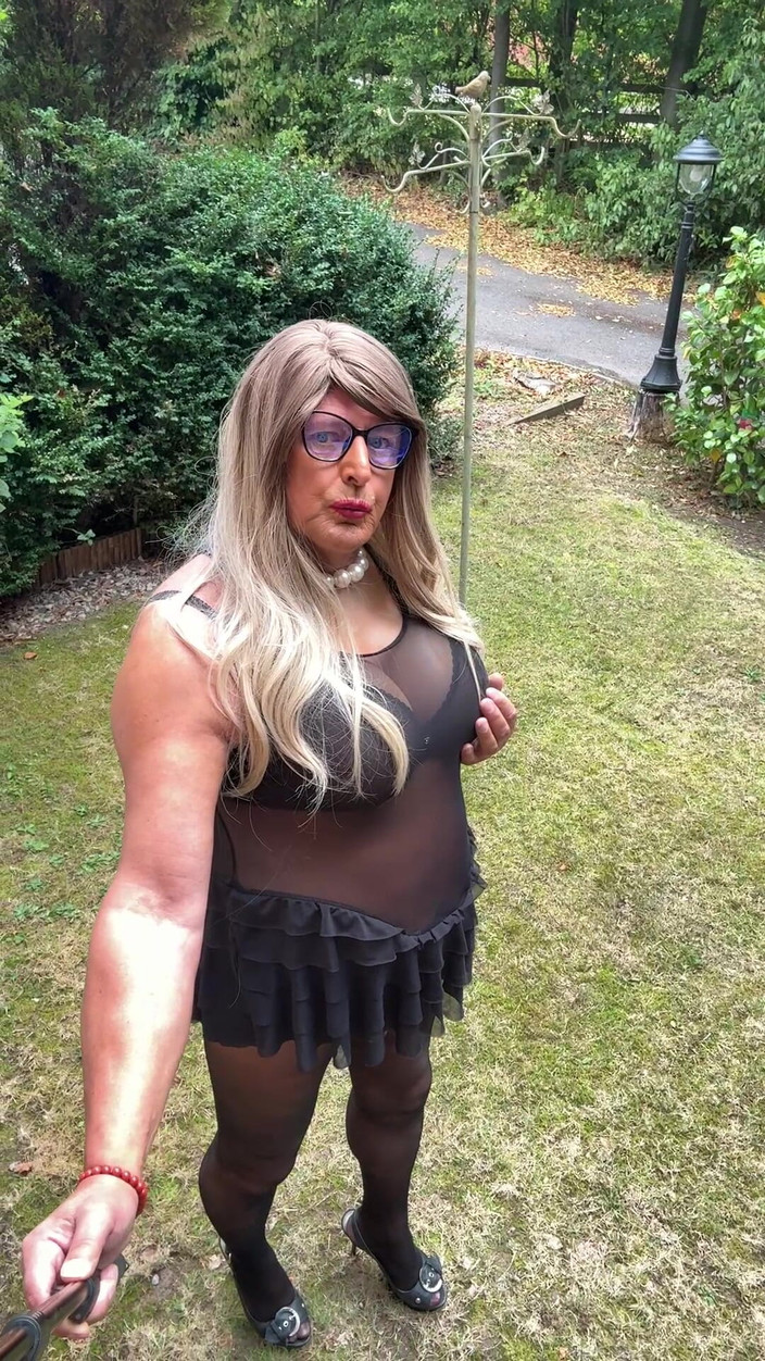 Kellycd2022: Si seksi crossdresser kellycd2022 dengan stoking tembus pandang dan sepatu...