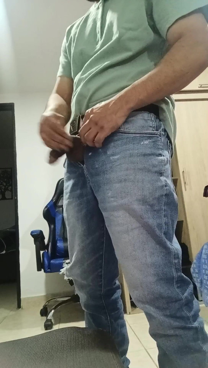 Tommhot: Pik uit broek en plassen op het werk