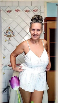 Gorąca dojrzała Lukerya Twerks Jej tyłek w białych szortach w kuchni, pieska i dokuczanie flirt