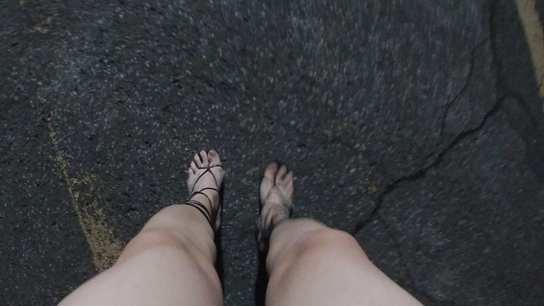 JonasBen: 熟女娘娘腔在户外夜间用软管自慰