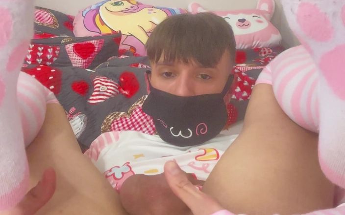 FemmeTwunkie: Cewek imut ini lagi asik fingering memeknya di ranjang