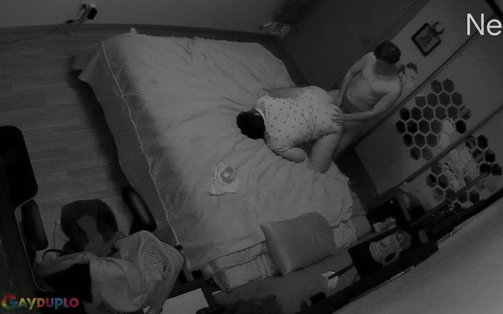 GayDuplo: Pareja amateur atrapada follando en nest cam