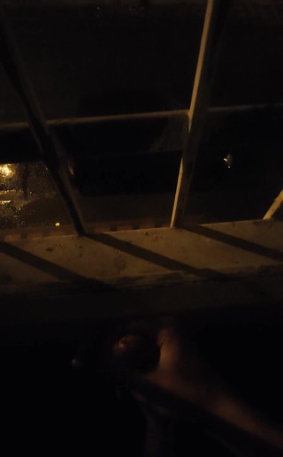 Camilo Brown: Hraní na okně s projíždějícími auty