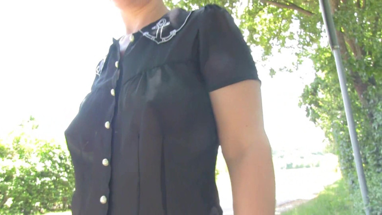 Popp Sylvie: Caught! Outdoor barefoot fucking