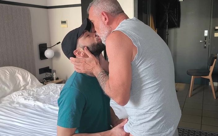 itapapixxl: Un papa italien mature bien monté baise son guide touristique...