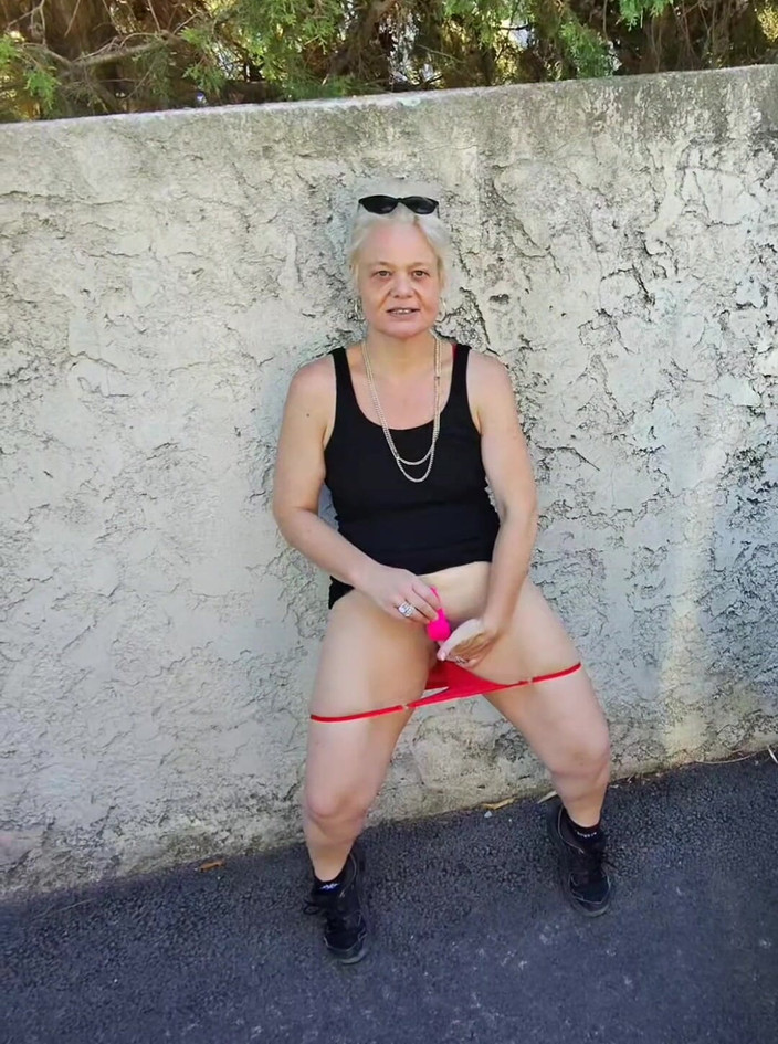 Sofy13: Speciální Exhibice Hraju si s klitorisem uprostřed ulice až do...