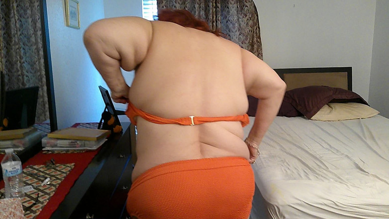 BBW nurse Vicki adventures with friends: ぽっちゃり系看護師ヴィッキーがオレンジ色のビキニを試着 失敗