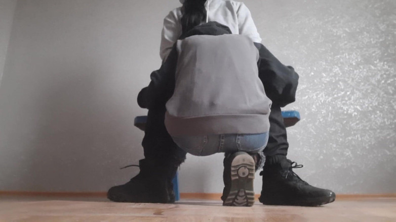 Lesbian-candys: 我已婚邻居在她无人居住的公寓里舔我的阴户，这样她的丈夫就不会知道了