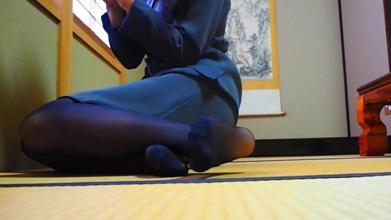 Mayumi Kanzaki: Feet - Relaxing in Japanese-style Room