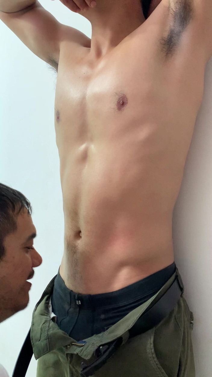Bare skin man: Di dinding
