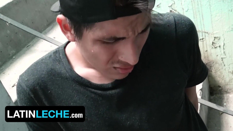 Latin leche: Latin Leche - Latino lurus menghisap batang orang asing yang belum...