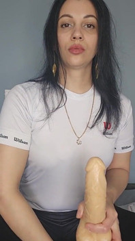 Vreau să-mi bag degetul în cur și să te uit la cum îți sugi pula.