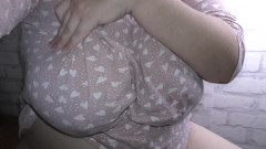 Milky Mari: La moglie arrapata mostra le sue grandi tette in allattamento...