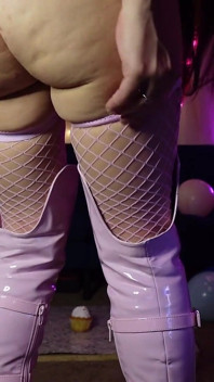 Bunda de aniversário senta-se em um cupcake