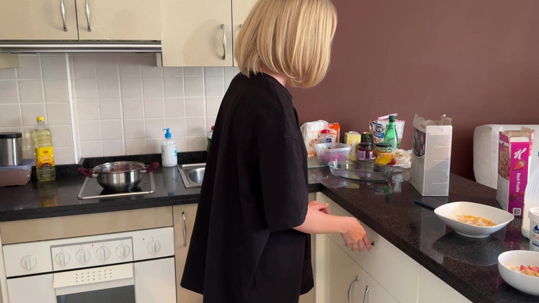 Wiss Chris: 继妹想要牛奶并得到精子