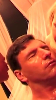 Dvě nadržené milfky stékají jeho obličej v nedbalé plivat slzy
