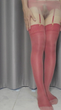 Koleksi lingerie sissykanisa ep20 bagian2: stoking seksi warna merah dengan stoking seksi di atasnya