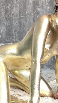 Hermoso Arte Corporal Dorado Y Sexo Suave Con Una Belleza De Piel Dorada
