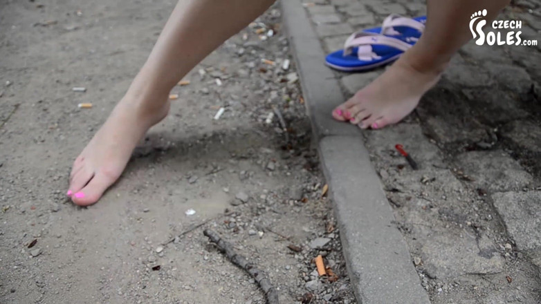 Czech Soles - foot fetish content: Trêu chọc bằng trần tại công viên