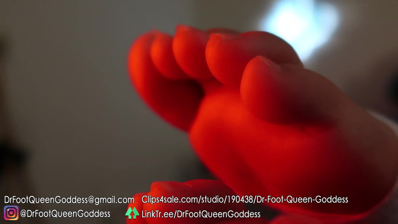 Dr. Foot Queen Goddess: 赤く点灯した包帯を巻いた靴底
