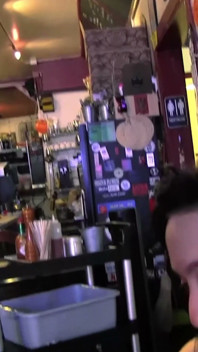 Proprietarul matur al cafenelei seduce o brunetă cu forme și o face să ejaculeze cu o baghetă magică