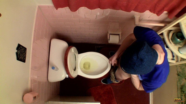 Piss Twinks: Descarregando no vaso sanitário