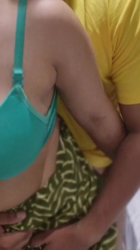 Desi bhabhi disetubuhi dari belakang sambil menyenjot pakaian