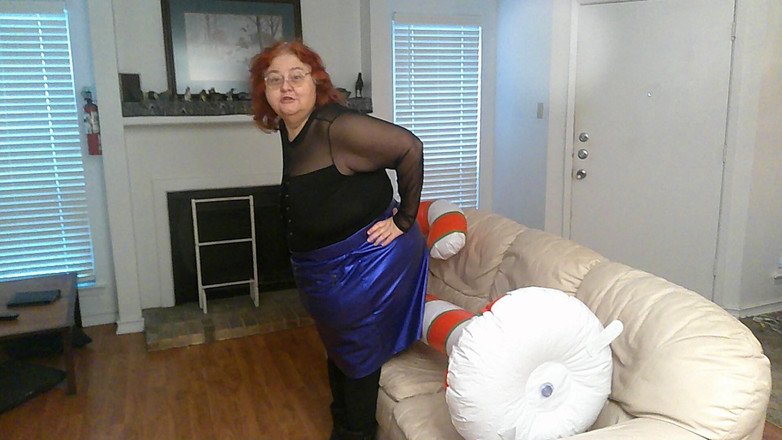 BBW nurse Vicki adventures with friends: La Bella E Grossa Infermiera Vicki Cerca Di Schiacciare Il...