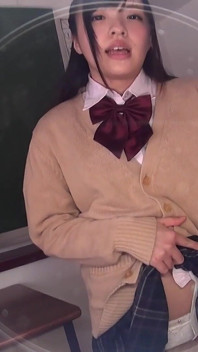 Klassenzimmer-Idol POV: Yukari Miyazawas schlampiger französischer Kuss überflutet dein gesicht mit dicker Spucke, während sie sich auf dem Schreibtisch reibt.