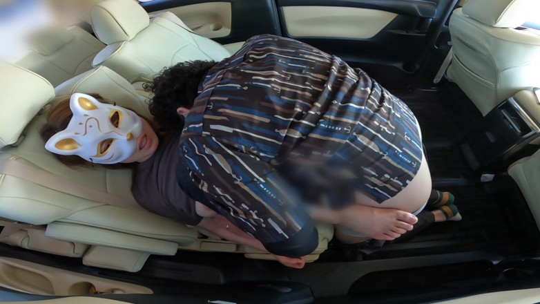 LuuLee0804: Evli bir kadın, kocasından uyarılır ve araba seksiyle birlikte olur