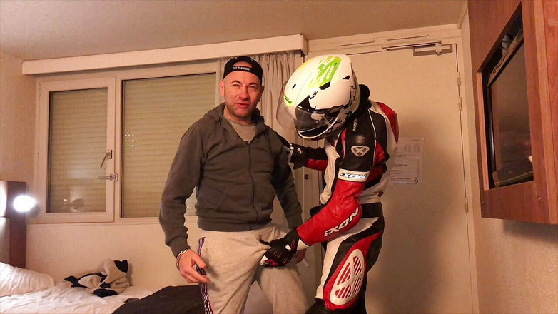 HUMLIATION AND SPANKING PORN: Humilhação no hotel com roupas de fetiche motociclista