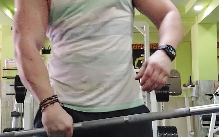 Michael Ragnar: Flexionando músculo e gozando 91kg