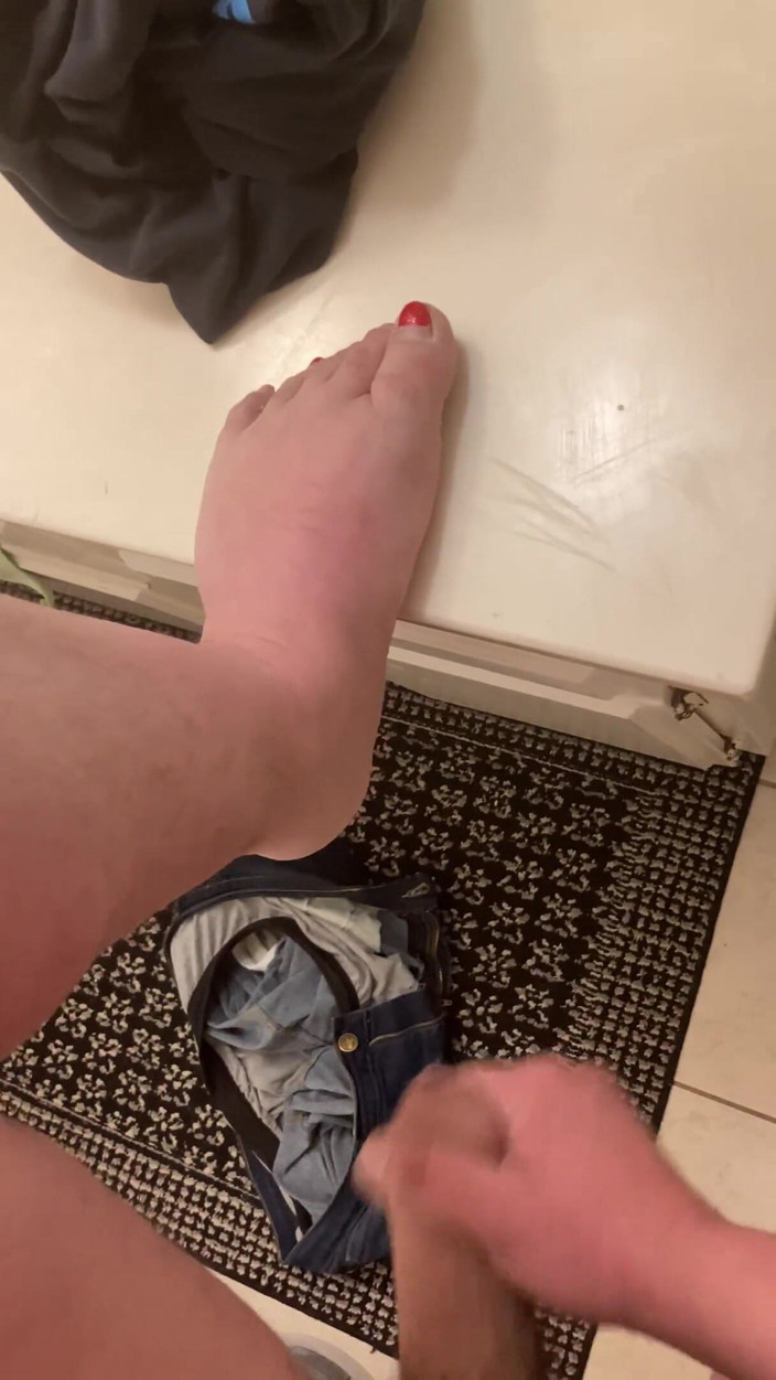 Jennysparkless: Cuming on my toes