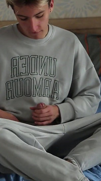 Sweet Twink förför två stora dicked studenter för sex del 1