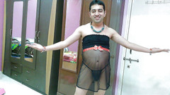 Cute & Nude Crossdresser: Sexy sissy crossdresser Sweet Lízátko v bezpínákovém prádle, tangách a...