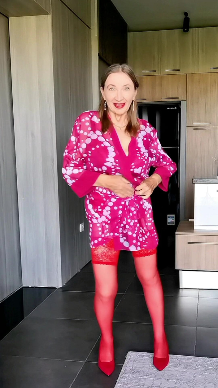 MariaOld: Meias vermelhas na cintura, saltos e enormes