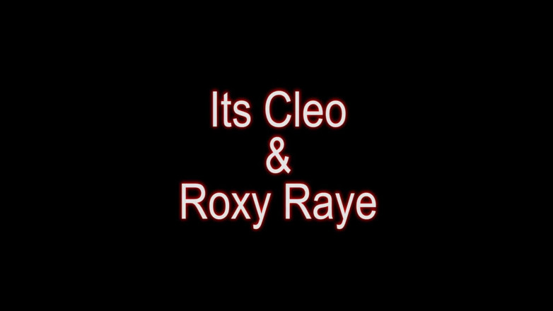 Cleo: Lesbian berisi nafsu Cleo dan Roxy Raye Love menjilat kaki