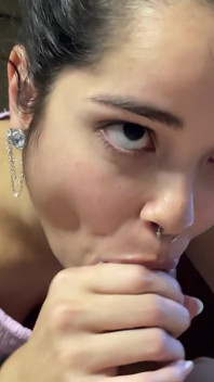 La bella ragazza tettona debora prado fa un pompino profondo prima di cavalcare un cazzo da cavalcare