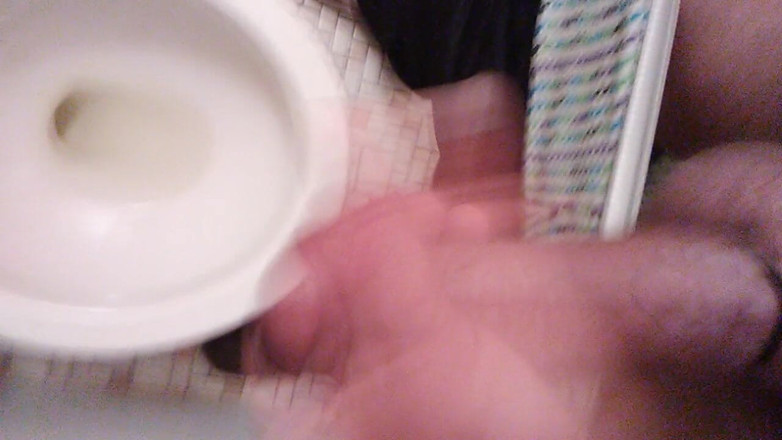 LilTaste: 第一人称视角 变性人女孩一边在手上撒尿一边在相机前高潮
