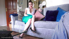 SophiaSmithUK: Stuzzica con le scarpe a piedi nudi cuck