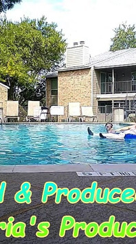 Gordinha enfermeira Vicki joga na piscina com bonito Harry