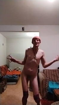 Nua Com Um Boné Laranja!