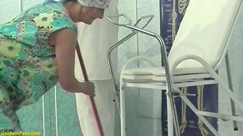 Goldwin pass: 毛深い92歳の老婆荒拳と積による彼女の医者