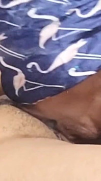 La femme mature, la femme de mon demi-frère, sait comment sucer tout le sperme du pénis jusqu’à ce qu’il s’assouplisse. Elle utilise seulement ses