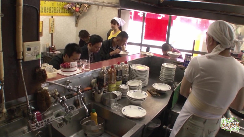 Magic Asian Pussy: Dans cette boulangerie, elle a travaillé avec désinvolture, mais un...