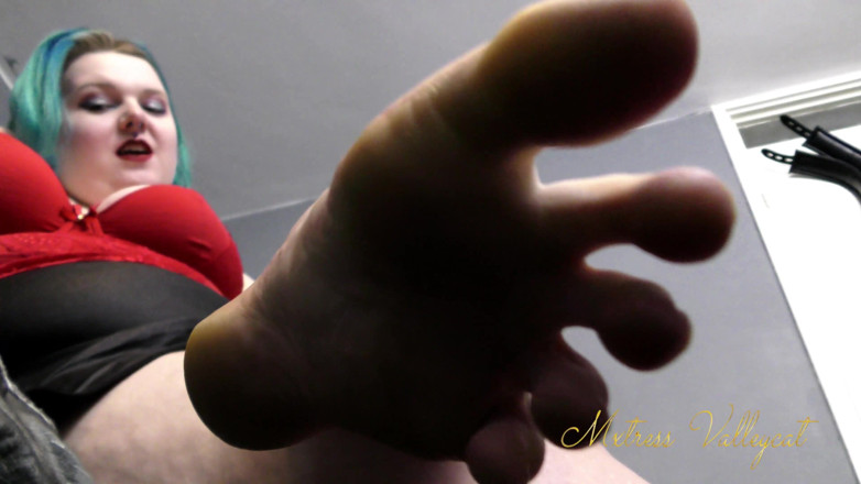 Mxtress Valleycat: Slow and sensual foot tease