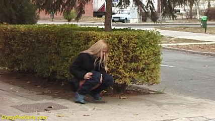 Crazy pee girls: Belleza meando en la calle detrás de arbustos