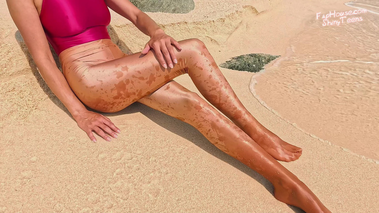 Shiny teens: Sahilde 918 altın taytlı külotlu çorap ve halka mayo